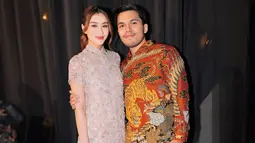 Hadiri resepsi pernikahan Yislam Jaidi kakak Fadil Jaidi, Aaliyah Massaid tampil simpel dan elegan dengan mengenakan dress. Rambut Aaliyah Massaid ditata dengan gaya ikat rambut kuda. Artis berusia 22 tahun ini tenteng tas merek Chanel yang warnanya selaras dengan dress yang dikenakannya. Pamer senyuman tipis, aura Aaliyah Massaid dipuji semakin terpancar. (Liputan6.com/IG/@aaliyah.massaid)