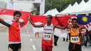Pelari Indonesia Agus Prayogo (tengah) bersama pelari Singapura  Rui Yong dan pelari Malaysia Muhaizar Mohammad berpose usai melakukan trek maraton SEA Games XXIX di di Putrajaya, Kuala Lumpur, Malaysia, Sabtu (19/8). (Liputan6.com/Faizal Fanani)