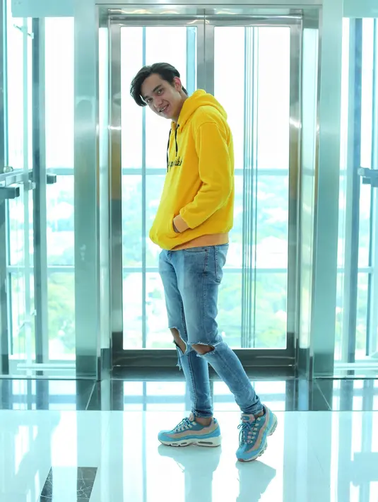 "Ada banyak, tapi pantainya sih yang bagus banget. Gua ngga tau kalau pantai bisa sebagus banget itu," tandas Adipati. (Adrian Putra/Adipati Dolken)