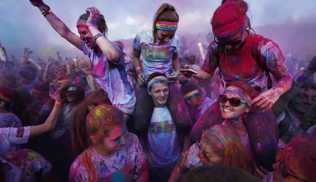 Terinspirasi oleh Holi festival Hindu, sejumlah peserta mengambil bagian dalam lomba lari bertajuk Sydney Color Run yang bersuasana karnaval, (24/8/2014). (REUTERS/Jason Reed)