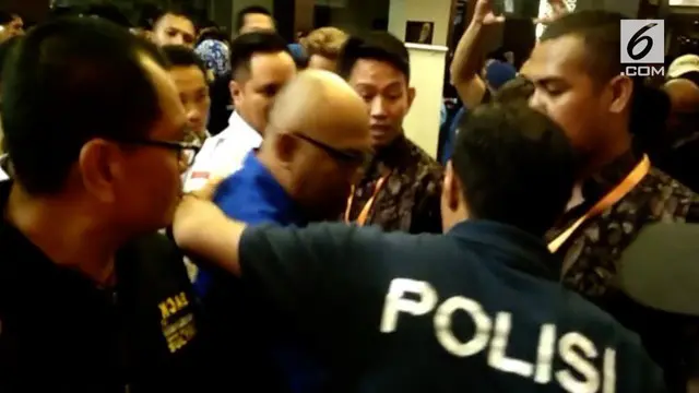 Karena tidak diperbolehkan memakai baju yang bertuliskan nama pendukung calon, para pendukun calon Gubernur Sulawesi Tenggara terlibat keributan dengan pihak aparat keamanan.