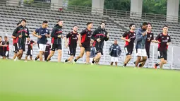 Para pemain Timnas Indonesia melakukan pemanasan saat sesi latihan di Stadion Madya, Gelora Bung Karno, Jakarta, Sabtu (22/3/2025).