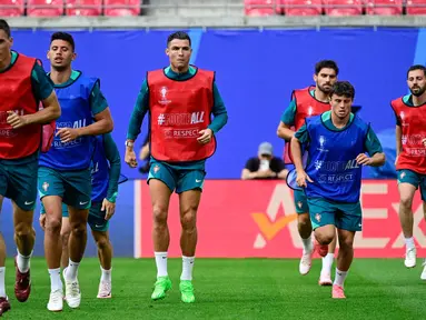 Penyerang timnas Portugal, Cristiano Ronaldo (tengah) bersama rekan-rekan setimnya mengambil bagian dalam sesi latihan MD-1 di Stadion Leipzig di Leipzig, Jerman pada 17 Juni 2024. (JOHN MACDOUGALL/AFP)