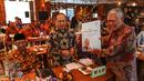 Prof Soekirman secara simbolis memberikan buku kepada Gus Solahudin Wahid pada peluncuran buku Gizi Pembangunan di Jakarta, Sabtu (01/10). Buku tersebut berisi kumpulan tuisan Soekirman dari IPB selama tahun 1962-2015. (Liputan6.com/Fery Pradolo)