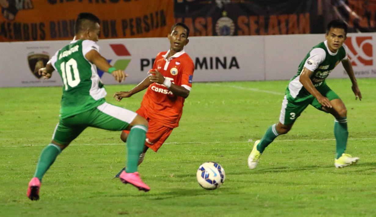 Pemain Persija, Pandi Lestaluhu (tengah), berusaha melewati hadangan pemain PS TNI pada lanjutan Grup D Piala Jenderal Sudirman 2015 di Stadion Manahan, Solo, Selasa (15/12/2015). (Bola.com/Nicklas Hanoatubun)