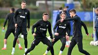 Gelandang Chelsea Mason Mount (tengah) dan Jorginho&nbsp;dalam sesi latihan tim di fasilitas latihan Chelsea Cobham di Stoke D'Abernon, London, Selasa, 1 November 2022, menjelang laga Grup E Liga Champions UEFA melawan Dinamo Zagreb. (Glyn KIRK / AFP)