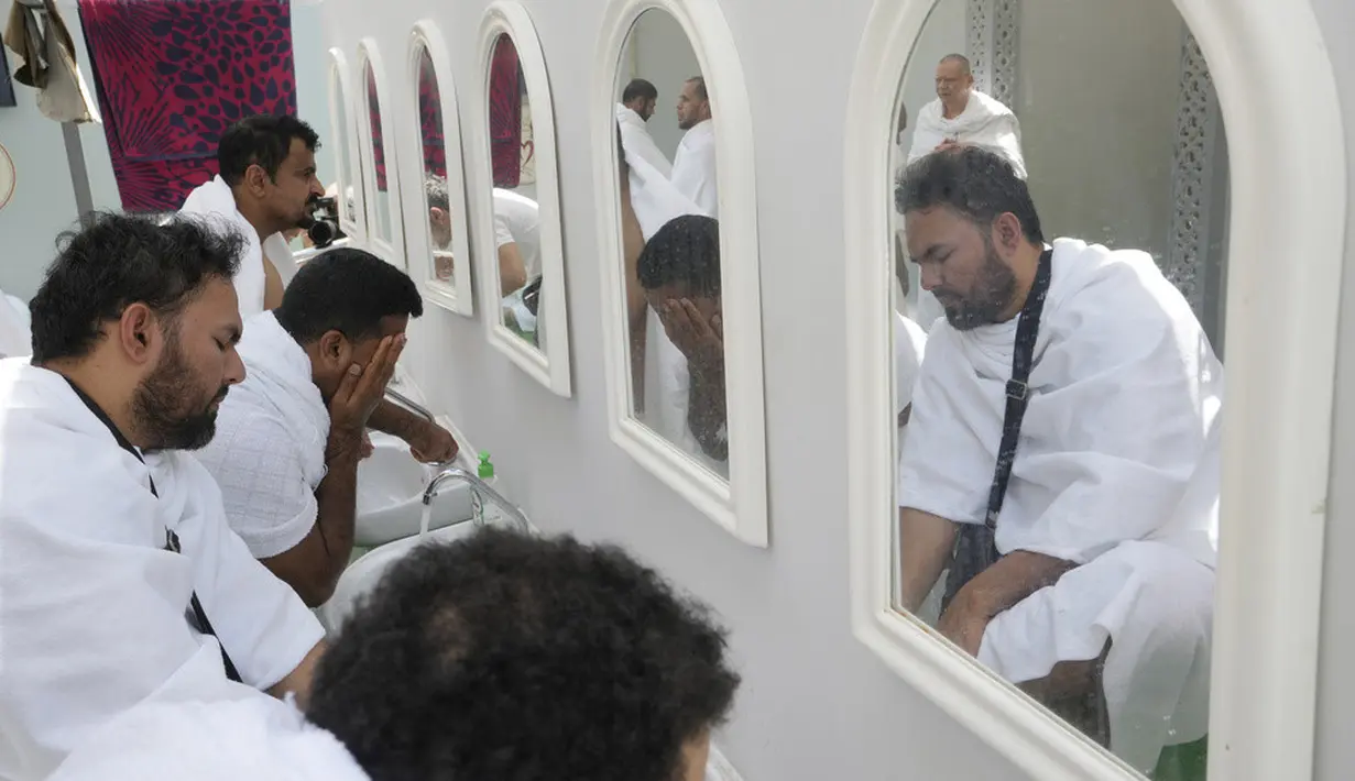 <p>Mereka menghabiskan hari di Mina yang berjarak 7 kilometer timur laut Masjidil Haram, minum dan mengumpulkan air untuk dibawa ke Arafah. (AP Photo/Amr Nabil)</p>
