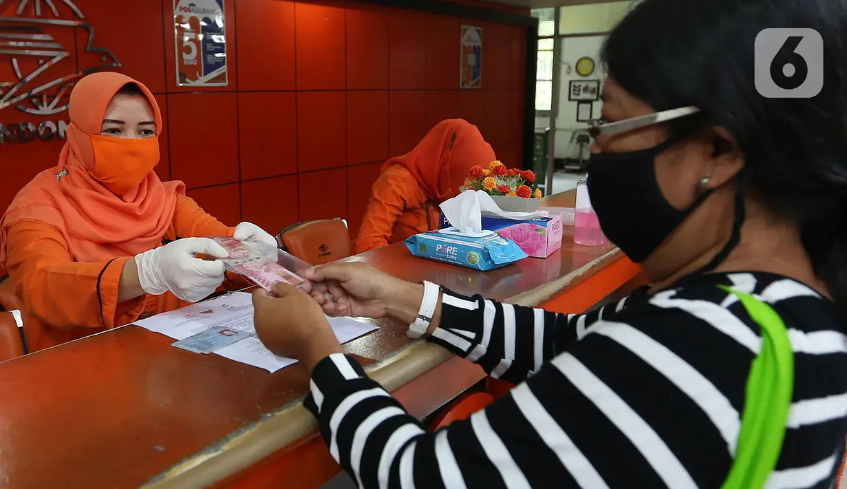 Keluarga Penerima Manfaat (KPM) mencairkan bantuan sosial tunai di Kantor Pos Bogor, Jawa Barat, Rabu (13/5/2020). Bantuan bagi yang terdampak COVID-19 tersebut berupa bantuan langsung tunai senilai Rp 600 ribu per bulan selama tiga bulan ke depan. (merdeka.com/Arie Basuki)
