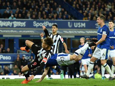 Para Pemain Everton dan Newcastle United berebut bola pada lanjutan Premier League di Goodison Park, Liverpool,(23/4/2018). Everton menang 1-0. (AFP/Oli Scarff)