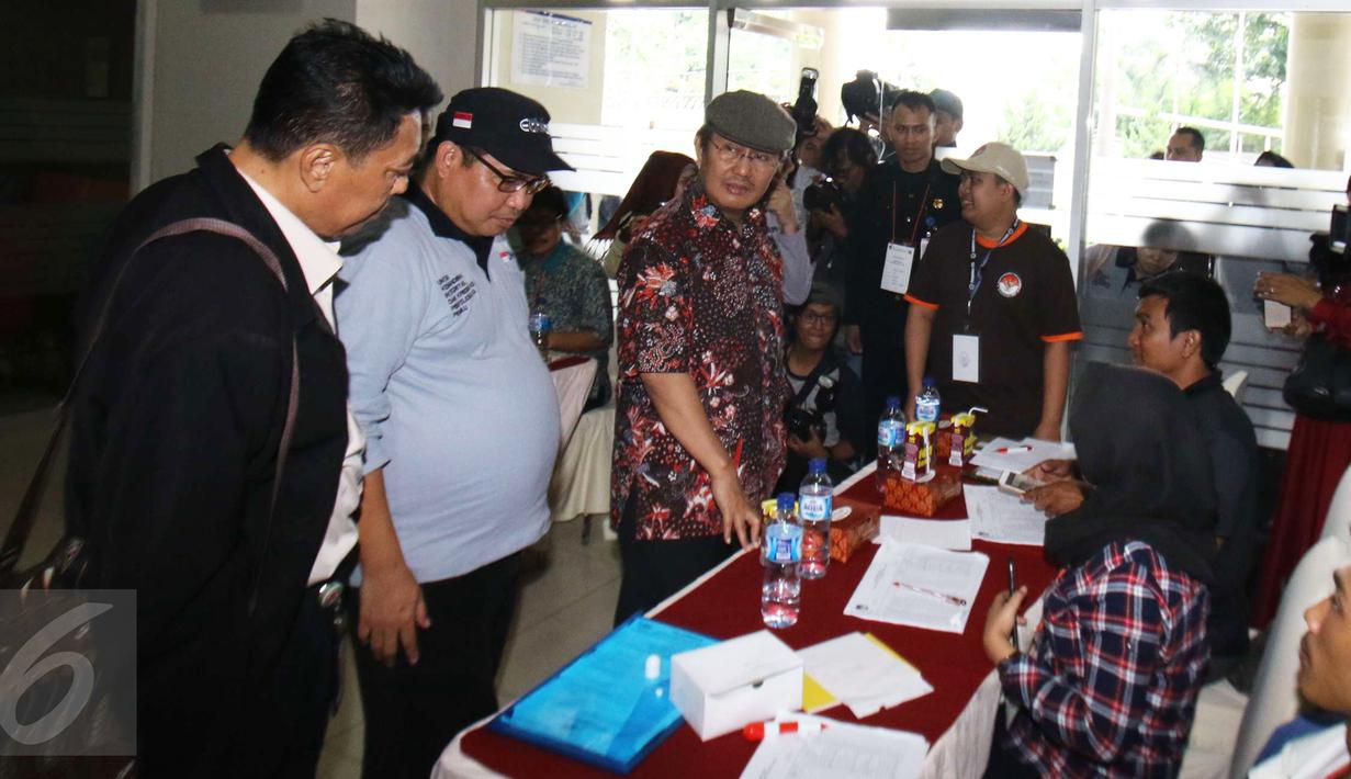  Ketua DKPP RI, Jimly Asshiddiqie bersama staffnya saat memantau Pilkada DKI 2017 di TPS 15 di Rumah Sakit Cipto Mangunkusumo (RSCM) Jakarta Pusat, Rabu (15/2). (Liputan6.com/Helmi Afandi)