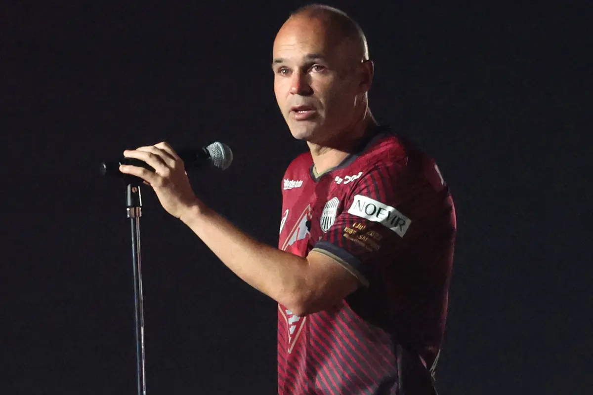 Foto: Momen Haru Perpisahan Andres Iniesta setelah 5 Tahun Berseragam Vissel Kobe di J1 League