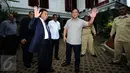 Ketua DPR RI, Setya Novanto (tengah) bersama Ketua Umum Partai Gerindra Prabowo Subianto melambaikan tangan jelang melakukan pertemuan di Jalan Kertanegara, Jakarta, Kamis (1/12). Pertemuan berlangsung tertutup. (Liputan6.com/Helmi Fithriansyah)