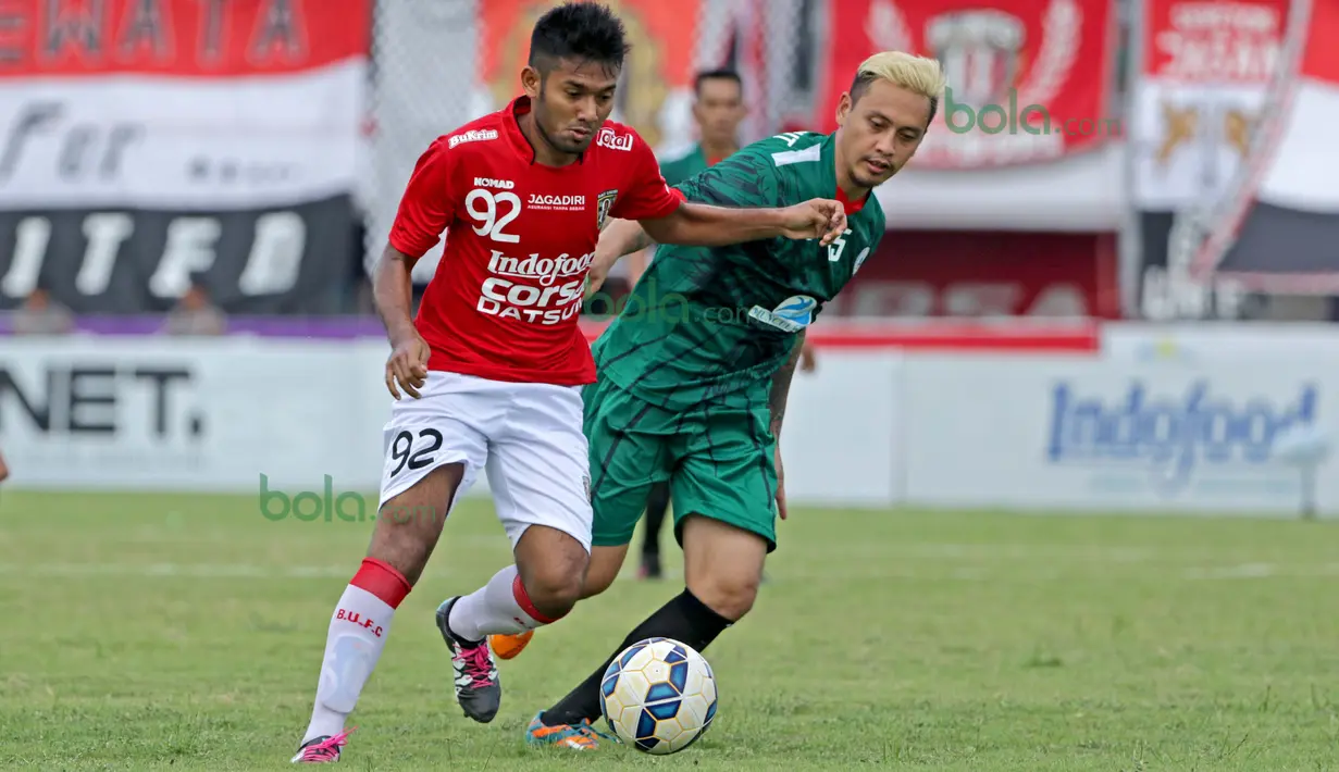 Duel Syakir Sulaiman (kiri) dengan Mahardiga M Lasut pada laga Bali United vs PSS Sleman di turnamen sepak bola Bali Island 2016 di Stadion Gelora Samudra, Kuta Bali, Selasa (23/2/2016).  (Bola.com/Peksi Cahyo)
