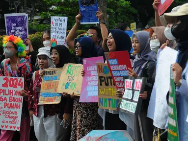 Massa aktivis lingkungan hidup melakukan protes di Kawasan Monas, Jakarta, Jumat, (3/3/2023). Aksi tersebut menuntut permasalahan kedaruratan krisis iklim harus menjadi prioritas agenda kampanye dan pemilu 2024. (merdeka.com/Imam Buhori)