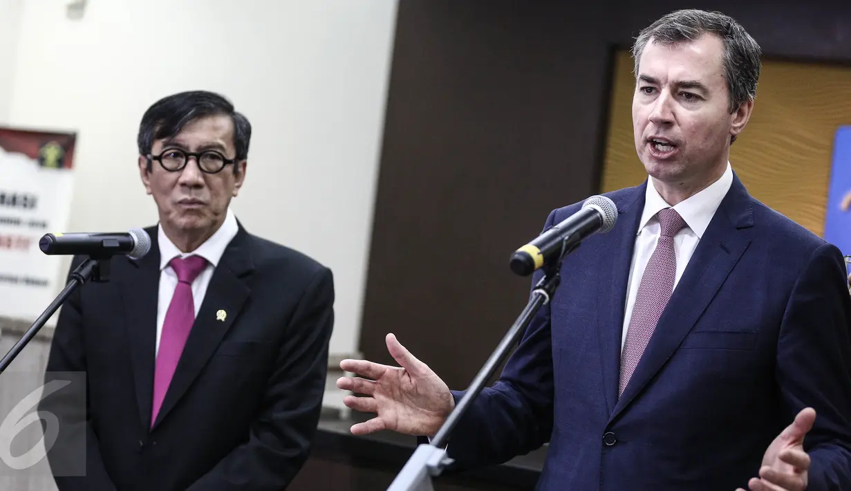 Menteri Kehakiman Australia, Michael Keenan didampingi Menkumham Yasonna Laoly memberi keterangan usai menggelar pertemuan di Kemenkumham, Jakarta, Selasa (9/8). Pertemuan membahas masalah hukum antara Indonesia dan Australia. (Liputan6.com/Faizal Fanani)