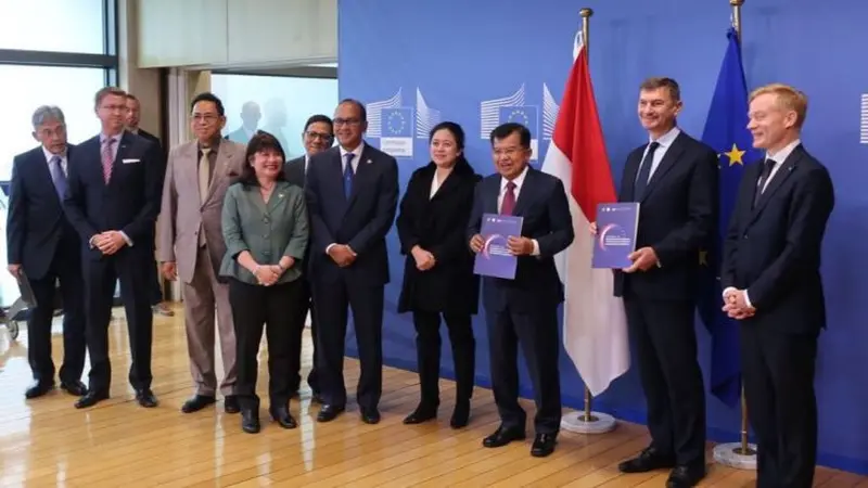 Penyerahan Rekomedasi Kadin Indonesia-APINDO-Eurocham mengenai Indonesia-EU CEPA kepada Wapres Indonesia Jusuf Kalla dan Vice President of the European Commission, Andrus Ansip. (Dok Kadin)