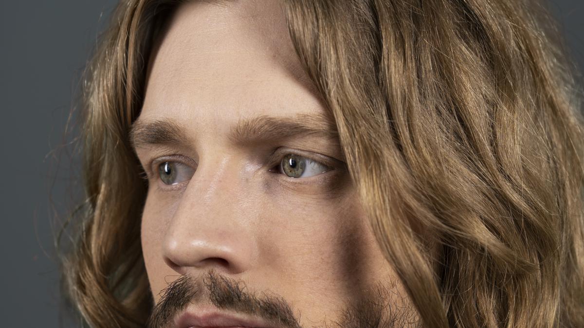 10 Inspirasi Model Rambut Pria Panjang Belah Tengah, Tampil Beda dan Karismatik