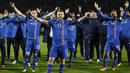 Kapten Islandia, Aron Gunnarsson, bersama rekan-rekannya merayakan keberhasilan lolos ke Piala Dunia 2018 usai mengalahkan Kosovo di Reykjavik, Senin (9/10/2017). Islandia untuk pertama kali dalam sejarah lolos ke Piala Dunia. (AP/Brynjar Gunnarsson)