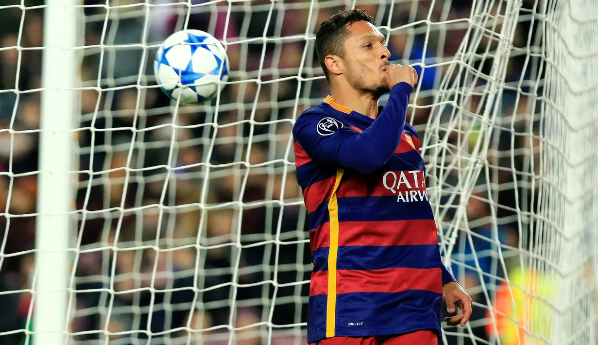 Ekspresi Adriano setelah mencetak gol keenam Barcelona ke gawang AS Roma dalam laga Grup E Liga Champions di Stadion Camp Nou, Barcelona, Rabu (25/11/2015) dini hari WIB. (AFP Photo/Pau Barrena)