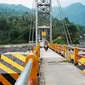 Pengendara melewati jembatan gantung Kali Regoyo di Kecamatan Candipuro, Kabupaten Lumajang (Istimewa)