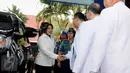 Cawagub DKI Jakarta 2017 Sylviana Murni berjabat tangan dengan tim dokter kesehatan saat akan menjalani tes kesehatan di RSAL Dr. Mintoharjo, Jakarta, Sabtu (24/9). (Liputan6.com/Gempur M Surya). 