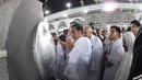 Presiden Joko Widodo berdoa di depan hajar aswad saat menunaikan ibadah umrah di Masjidil Haram, Mekkah, Arab Saudi, Senin (15/4). Pada kesempatan itu Jokowi, Ibu Iriana dan rombongan terbatas berkesempatan masuk ke dalam Kakbah. (Liputan6.com/Pool/Biro Pers Setpres)