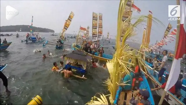 Ribuan warga dan nelayan turut hadiri Hajat Laut Pangandaran 2018. Mereka melarung sesaji ke laut dan makan bersama agar tangkapan ikan meningkat dan selamat saat melaut.