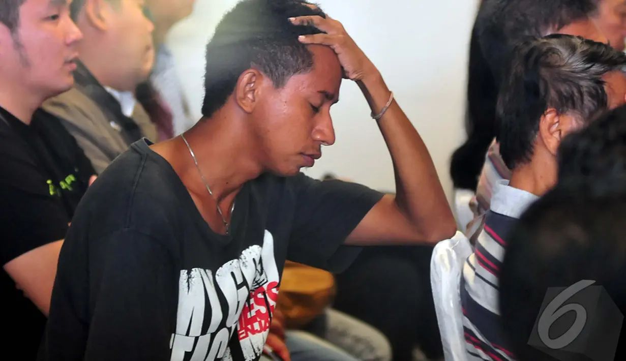 Keluarga penumpang pesawat AirAsia QZ8501 menunggu kepastian keberadaan pesawat yang hilang kontak itu di Terminal II Bandara Juanda, Surabaya, Senin (29/12). (Liputan6.com/Johan Tallo)