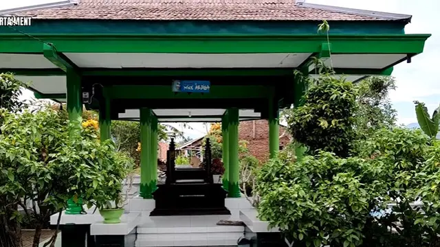 7 Potret Makam Nike Ardilla Usai 26 Tahun Berlalu, Gedung untuk Fans Terbengkalai