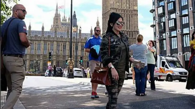 Begini Gaya Army Princess Syahrini Pikat Bule di London