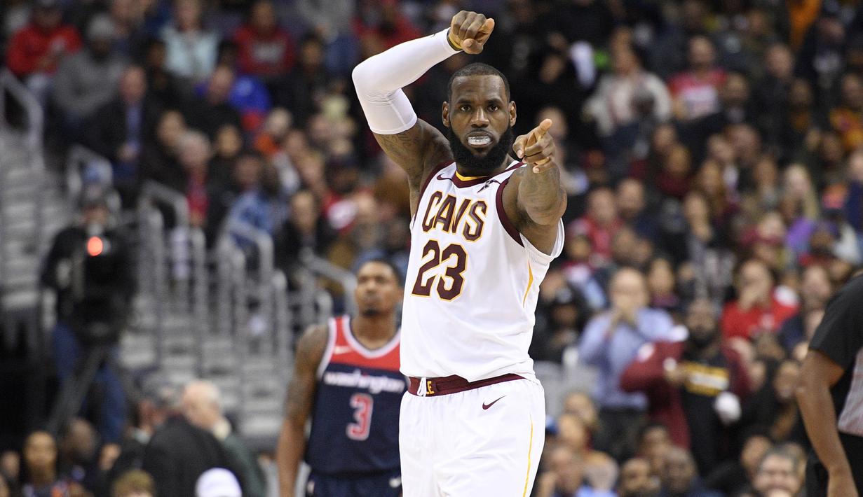 Gaya pemain Cleveland Cavaliers, LeBron James (23) usai mencetak poin saat melawan Washington Wizards pada laga NBA basketball game di Capital One Arena, Washington, (17/12/2017). Cleveland menang 106-99. (AP/Nick Wass)