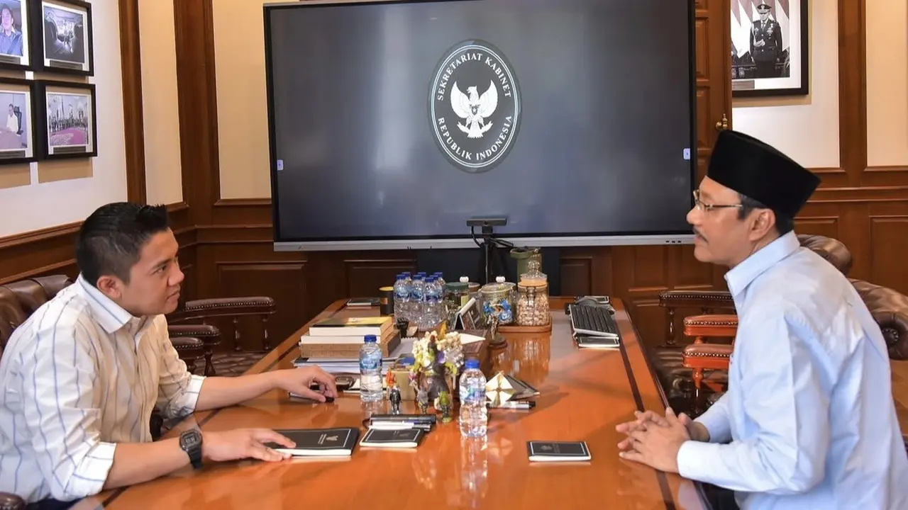 Sekretaris Kabinet (Seskab) Teddy Indra Wijaya melakukan rapat bersama Menteri Sosial (Mensos) Saifullah Yusuf atau Gus Ipul.