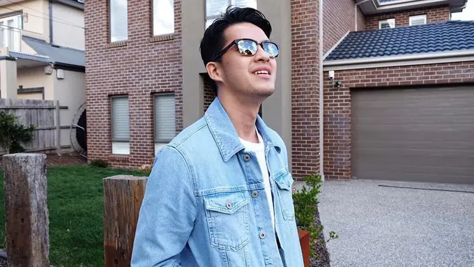 Gaya Kasual Morgan Oey, Simpel dan Keren