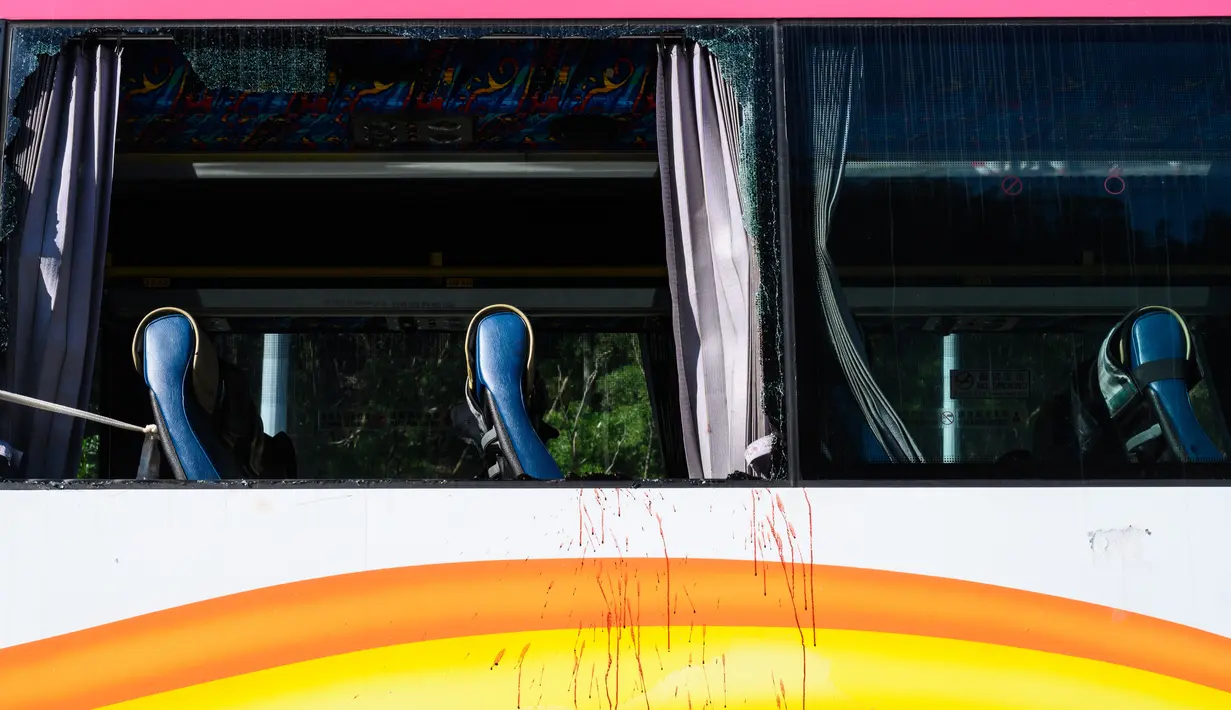 Jendela bus yang pecah usai bertabrakan dengan taksi di Hong Kong (30/11). Bus tersebut dalam perjalanan ke bandara Hong Kong bertabrakan dengan taksi, kata polisi, dengan penumpang dilaporkan terlempar dari jendela bus. (AFP Photo/Anthony Wallace)