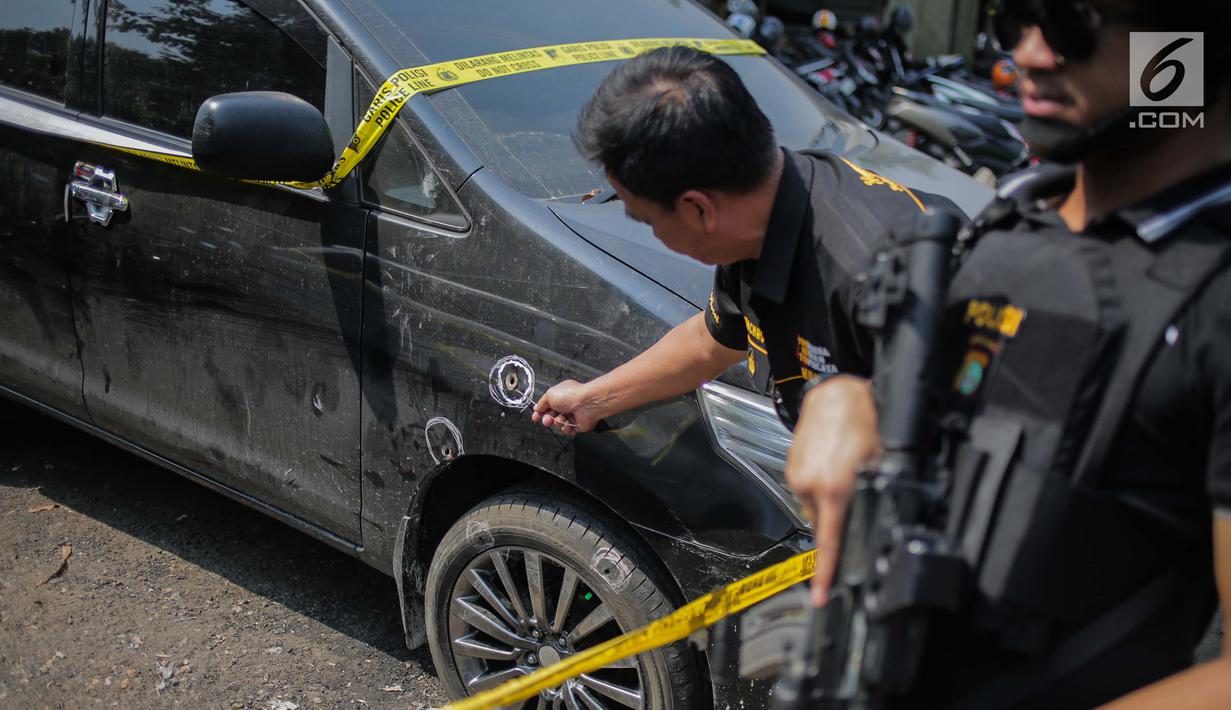 Petugas kepolisian menunjukkan barang bukti mobil yang digunakan tersangka kasus narkotika jaringan Internasional Malaysia-Indonesia di Polres Jakarta Barat, Selasa (16/7/2019). Polisi berhasil mengamankan Empat tersangka. (Liputan6.com/Faizal Fanani)