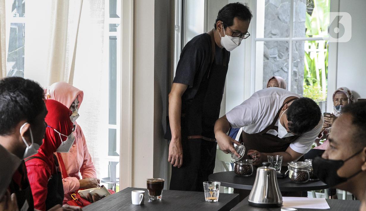 Praktisi (tengah) mengajar pembuatan kopi kepada anak berkebutuhan khusus di The Home, Cilandak, Jakarta, Selasa (11/1/2022). Belajar membuat kopi merupakan salah satu pelatihan khusus yang disesuaikan dari minat anak berkebutuhan khusus setelah selesai pendidikan di SLB. (Liputan6.com/Johan Tallo)