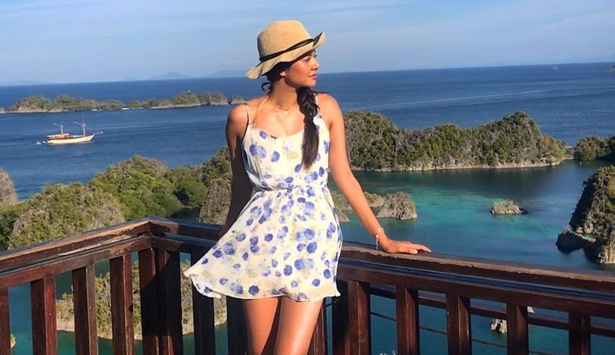Namun, wanita kelahiran Belgia ini beberapa kali terlihat begitu menawan saat menggunakan simple dress. Dirinya pun memilih menggunakan simple dress saat tengah berlibur, baik di luar negeri ataupun destinasi wisata alam di Indonesia. (Liputan6.com/IG/@aurelie)