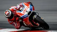Pebalap Ducati, Jorge Lorenzo, menempati posisi ke-17 pada hari pertama tes pramusim MotoGP di Sirkuit Sepang, Senin (30/1/2017). (Motorsport)