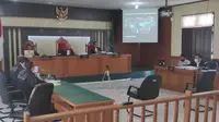Sidang secara virtual yang digelar di Pengadilan negeri Pekanbaru. (Liputan6.com/M Syukur)