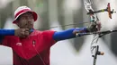 Pemanah putra Indonesia, Riau Ega, saat berlaga pada nomor recurve men's individual Asian Games di Lapangan Panahan, Senayan, Jakarta, Selasa (28/8/2018). Riau Ega mendapat medali perunggu. (Bola.com/Vitalis Yogi Trisna)