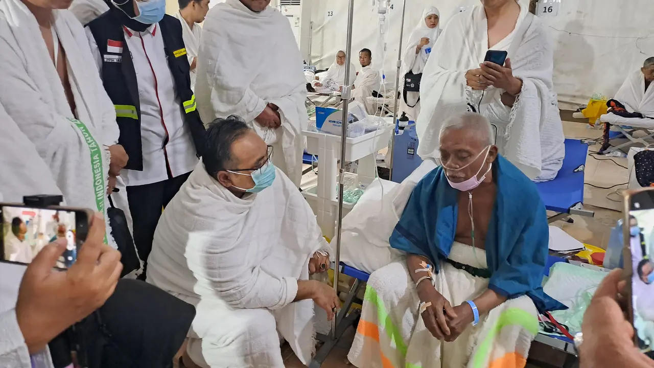Menteri Agama (Menag) RI sekaligus Amirul Hajj Yaqut Cholil Qoumas saat mengunjungi KKHI di Arafah.