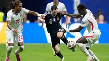 Pemain Argentina Lionel Messi menggiring bola melewati pemain Inggris  Djed Spence dan Marc Guehi selama pertandingan semifinal Piala Dunia antara Inggris dan Argentina di Atlanta, Rabu, 15 Juli 2026. (AP Photo/Rebecca Blackwell)