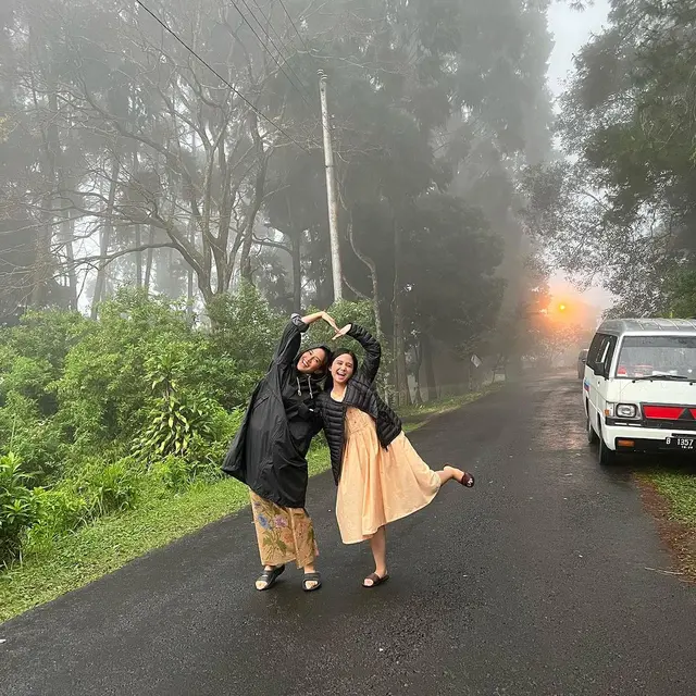 7 Potret Kompak Tissa Biani dan Dian Sastrowardoyo di Balik Serial Gadis Kretek