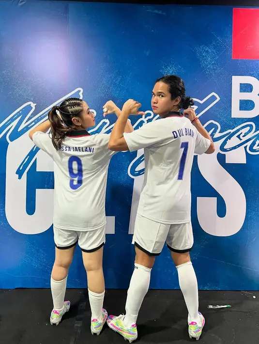 Pasangan selebritis Dul Jaelani dan Tissa Biani kembali mencuri perhatian publik, kali ini lewat aksi mereka di lapangan mini soccer. [@tissabiani].