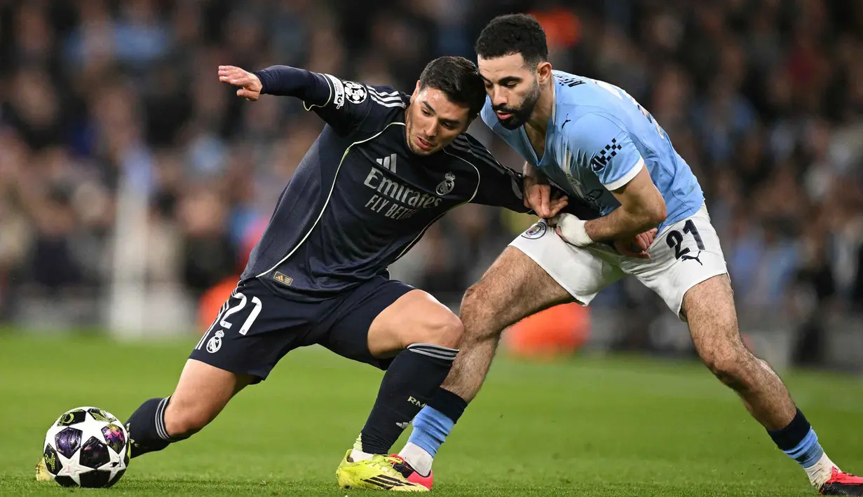 Tampil di hadapan publik sendiri, Manchester City langsung menekan sejak menit awal pertandingan. Laga kedua tim berlangsung ketat dan sengit. Tampak dalam foto, penyerang Real Madrid asal Maroko, Brahim Diaz (kiri) berebut bola dengan bek Manchester City asal Aljazair, Rayan Ait-Nouri, saat pertandingan leg kedua 16 besar Liga Champions 2025/2026 di Etihad Stadium, barat laut Inggris, pada Selasa 17 Maret 2026 waktu setempat atau Rabu (18/3) dini hari WIB. (Oli SCARFF/AFP)