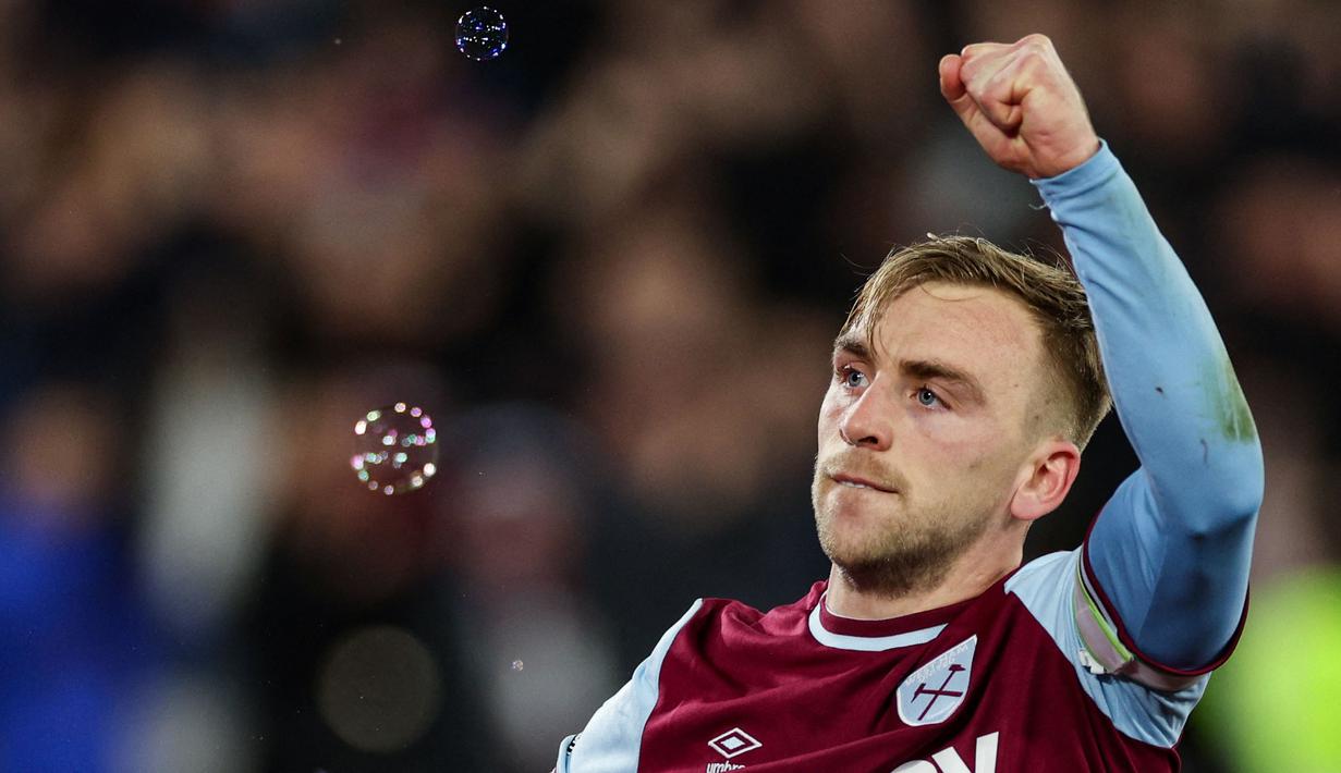 Pemain West Ham United, Jarrod Bowen merayakan gol kemenangan timnya ke gawang Wolves pada laga lanjutan Liga Inggris 2024/2025 di London Stadium, London, Inggris, Selasa (10/12/2024) WIB. (AFP/Adrian Dennis)