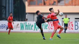 Pemain Bhayangkara FC, Hargianto (kiri) berebut bola dengan pemain Borneo FC, Matheus Pato pada laga pekan ke-10 BRI Liga 1 2022/2023 antara Bhayangkara FC melawan Borneo FC di Stadion Wibawa Mukti, Cikarang, Selasa (13/09/2022). (Bola.com/M Iqbal Ichsan)