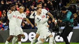 Para pemain Tottenham Hotspur merayakan gol ke gawang Crystal Palace pada laga Liga Inggris di Stadion Selhurst Park Sabtu (28/10/2023). Hasil ini membuat Spurs masih perkasa hingga pekan ke-10 Liga Inggris 2023/2024. (AFP/Glyn Kirk)