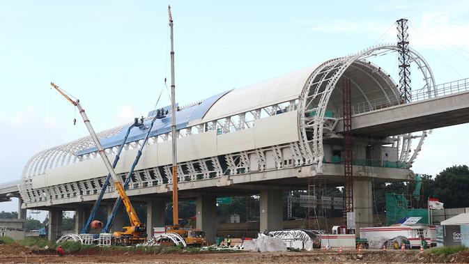 Suasana pembangunan stasiun LRT di kawasan Ciracas, Jakarta, Sabtu (23/3). Pada tahun 2019, pemerintah menganggarkan dana APBN untuk infrastruktur sebesar Rp415 triliun, naik 1,04% dari anggaran infrastruktur tahun sebelumnya. (Liputan6.com/Immanuel Antonius)