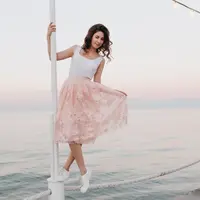 Balletcore membawa elemen khas busana balerina seperti ballet flats, wrap cardigan, pita, dan rok tulle ke dalam outfit yang lebih modern. (Foto/Dok: Magnific)